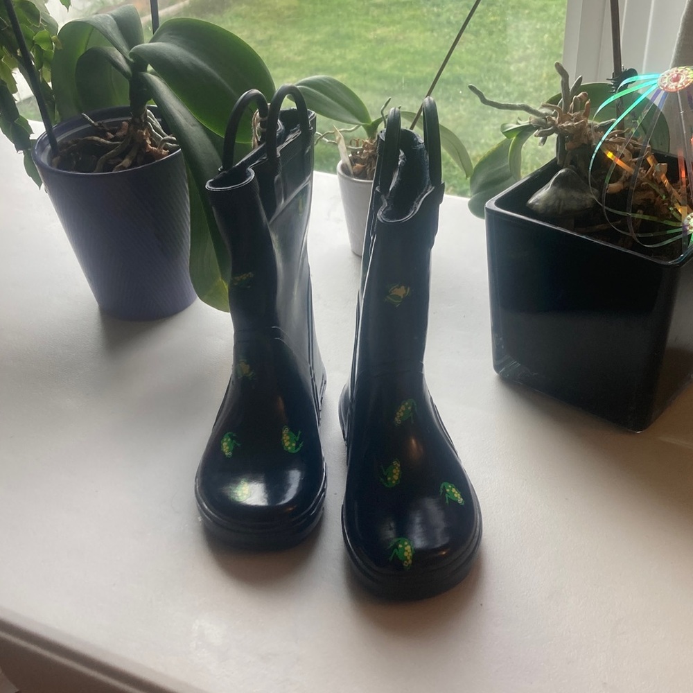 GAP Navy Kids Rain Boots with Green Frogs Accents
